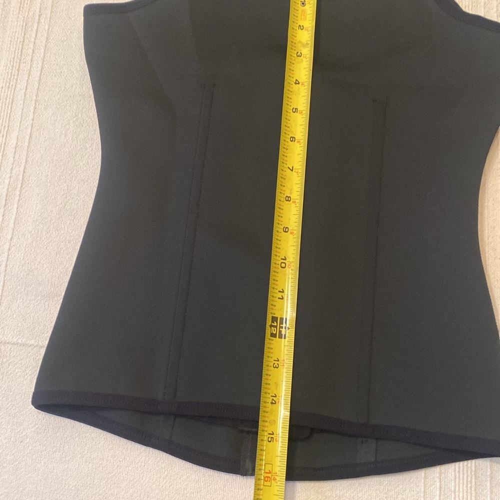 Black Shapewear adjustable straps and zipper back with 3 rows of eyelet hooks. - Picture 11 of 11